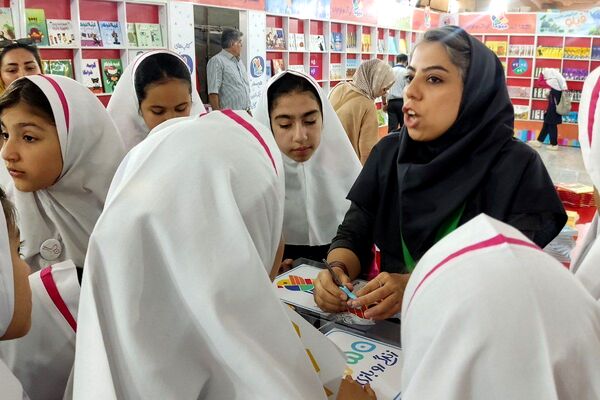 بازید دانش‌آموزان دبستان سعادت از نمایشگاه کتاب