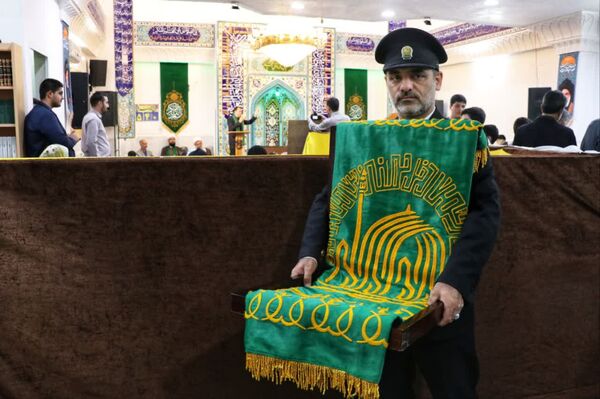 پرچم متبرک امام رضا (ع) در جشن ولادت امام رئوف در مسجد امام حسن عسکری (ع) بجنورد 