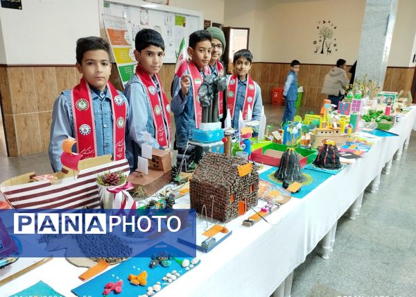 نواختن زنگ انقلاب در دبستان امام حسن (ع) مصلی نژاد ناحیه دو 