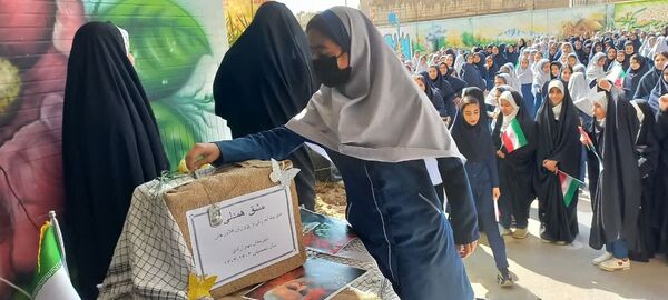 نواخته شدن زنگ نمادین  مشق همدلی در دبیرستان دخترانه بهارآزادی و پسرانه شاهد فاضل فلاورجان 