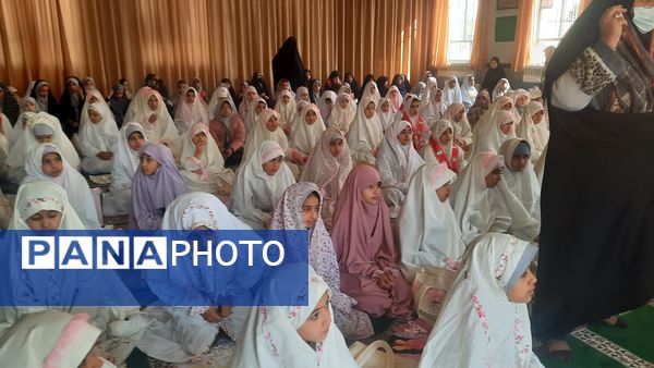 نماز جماعت در دبستان شهید رجبی۲ با حضور مسئولان اداره آموزش و پرورش ناحیه 6