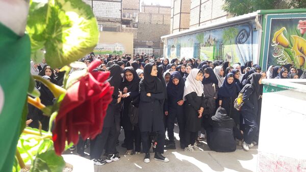 آیین بازگشایی مدارس و نواختن زنگ مهر ایثار وشهادت در دبیرستان میرزا جعفر سروقد