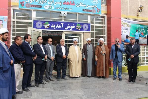 جشن عاطفه‌ها جشن همدلی دانش آموزان با دیگر کودکان نیازمند