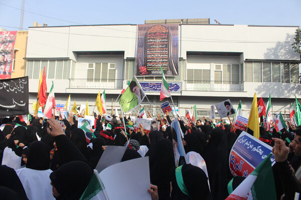 حماسه حضور نوجوانان کفن‌پوش قمی در راهپیمایی «عهد خون»