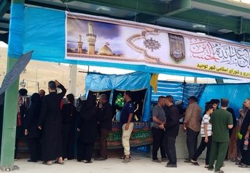 حضور خودجوش مردم شهر توحید در خدمت رسانی به زوار اربعین حسینی 