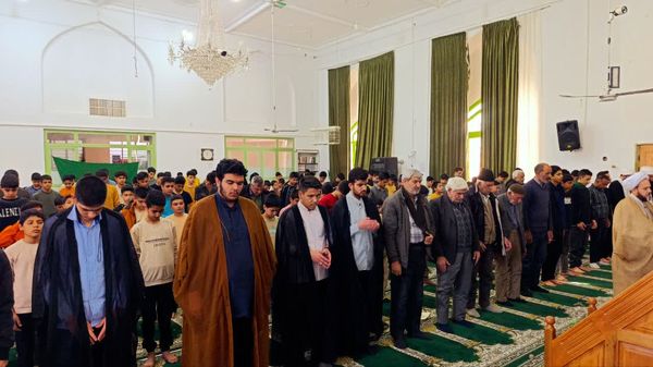  اقامه نماز جماعت و بازدید صمیمی از اعتکاف پسران در خلیل آباد