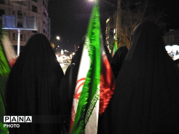 تجمع پر شور مردم ولایت مدار برای وداع با پیکر مطهر شهدای جنگ رمضان