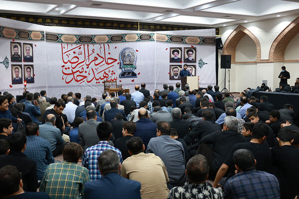 مراسم بزرگداشت شهیدان خدمت در دبیرستان متوسطه دوم امام صادق(ع)