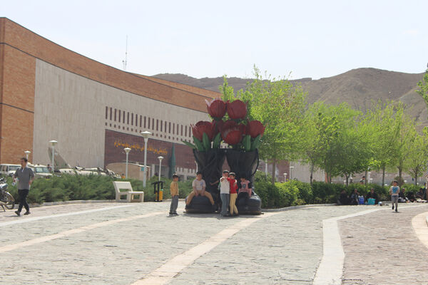 حضور گردشگران روز طبیعت در محوطه باغ‌موزه دفاع مقدس قم