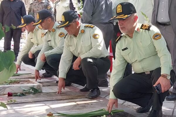 آیین گلباران قبور شهدا در آخرین روز هفته انتظامی