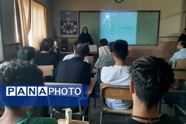  فعالیت پایگاه انتخاب رشته کنکور 1403 با حضور مشاوران برتر در شهرستان ورامین