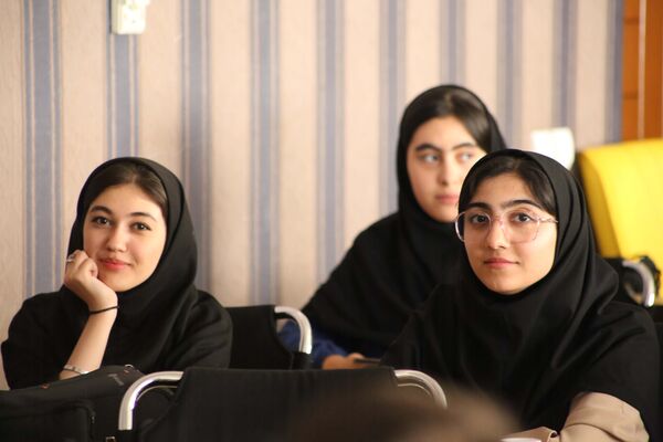 نشست صمیمی دانش‏‌آموز خبرنگاران و نمایندگان مجلس دانش‌آموزی آذربایجان شرقی با علی فلاحتکار