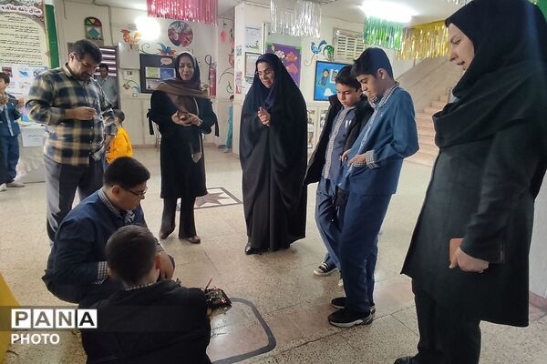 نمایشگاه دست سازه‌های دانش آموزی در دبستان پانزده خرداد ناحیه دو شهرری 