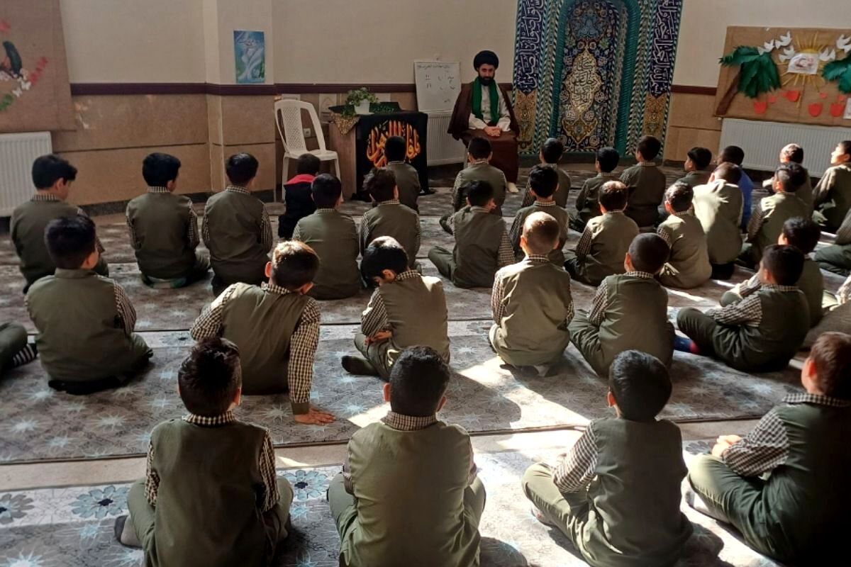 فیروزکوه؛ میزبان نماز جماعت و گفتمان‌های دینی در محیط مدرسه