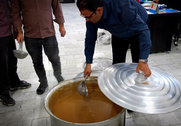 پخش غذای نذری بین دانش آموزان دبیرستان میثاق 