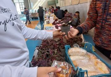  برپایی بازارچه‌ای در مدرسه با هدف کمک به اقتصاد خانواده