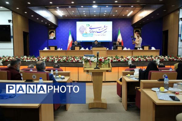 نشست صمیمی مدیران رسانه با استاندار قم