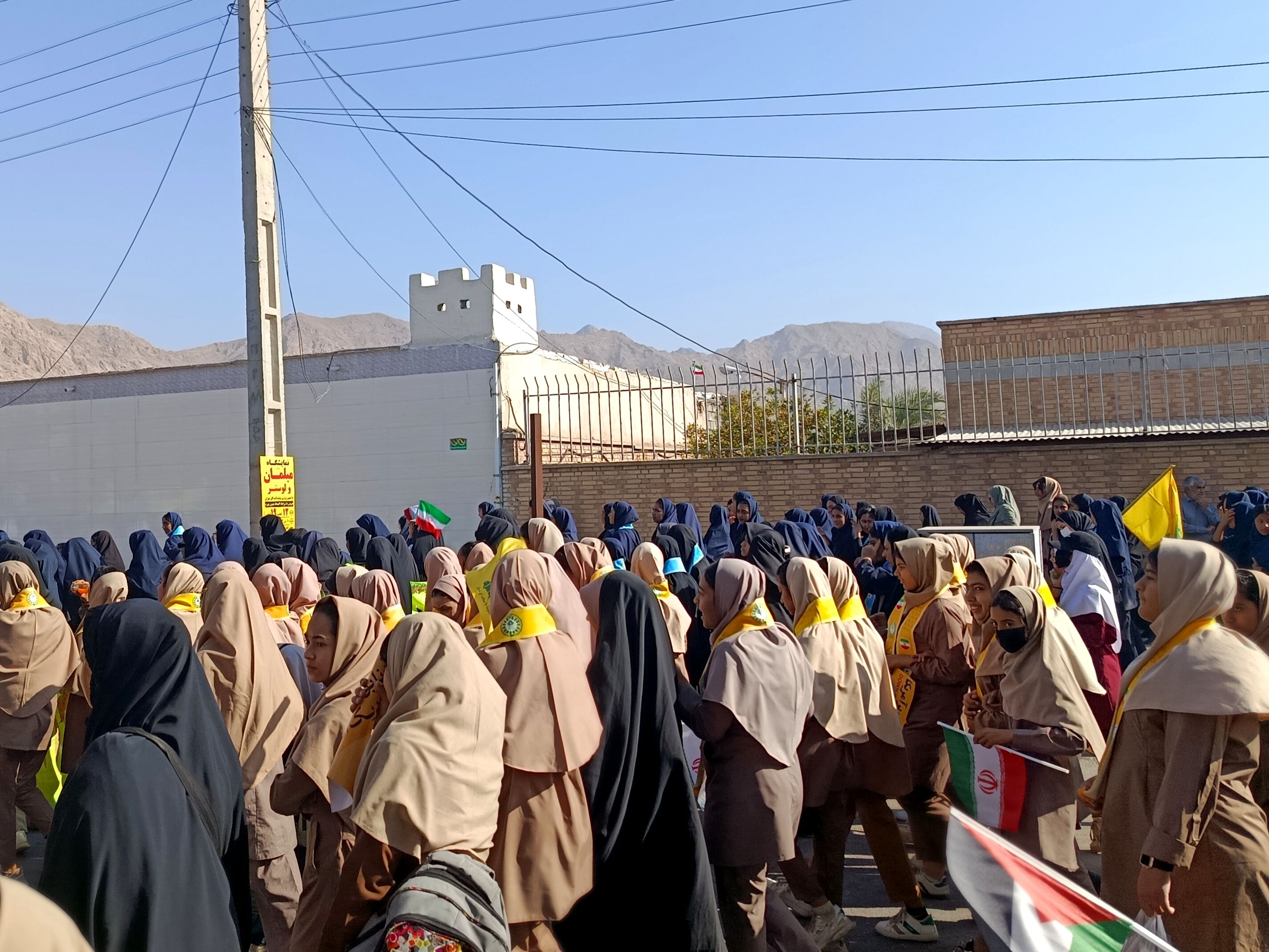 فریاد یک‌پارچهٔ دانش‌آموزان حاجی‌آباد در مسیر استقلال