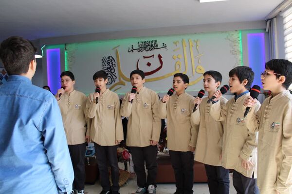 به مناسبت دهه فجر پرچم جمهوری‌اسلامی‌ایران در آموزش و پرورش منطقه۱۰ به اهتزاز درآمد