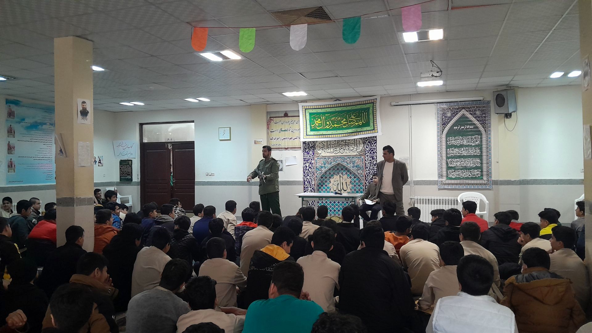 جلسه آمادگی دفاعی ویژه دانش‌آموزان پایه نهم مدرسه ابوریحان بیرونی