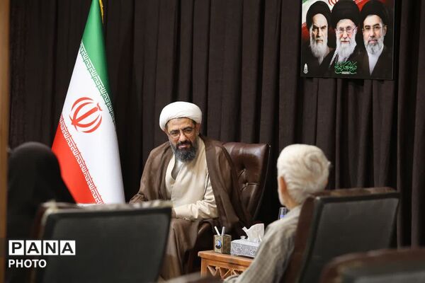  ملاقات مردمی با نماینده ولی فقیه در استان همدان 
