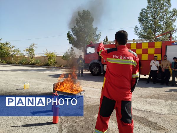 مانور آتش نشانی به مناسبت هفته پدافند غیر عامل در دانشگاه پیام نور کاشمر