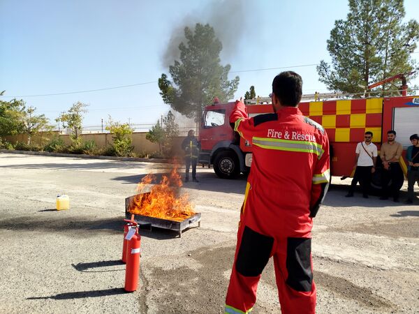 مانور آتش نشانی به مناسبت هفته پدافند غیر عامل در دانشگاه پیام نور کاشمر