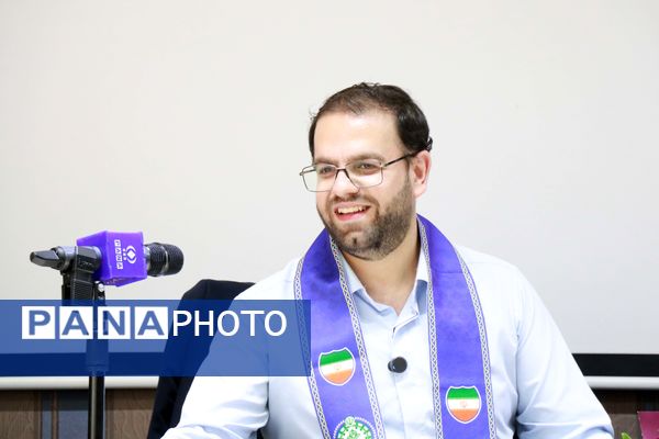 نشست صمیمی دانش‏‌آموز خبرنگاران و نمایندگان مجلس دانش‌آموزی آذربایجان شرقی با علی فلاحتکار