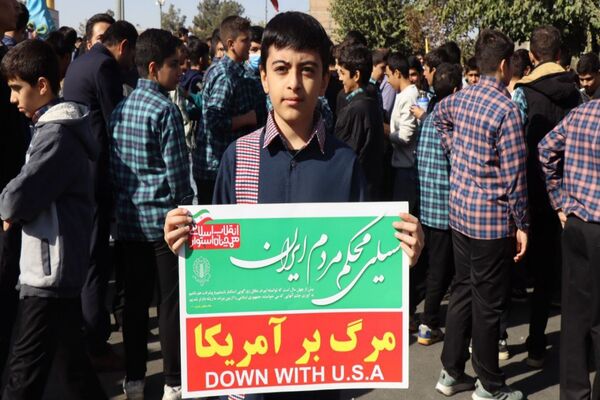 حضور پرشور دانش‌آموزان پاکدشتی در راهپیمایی روز ۱۳ آبان