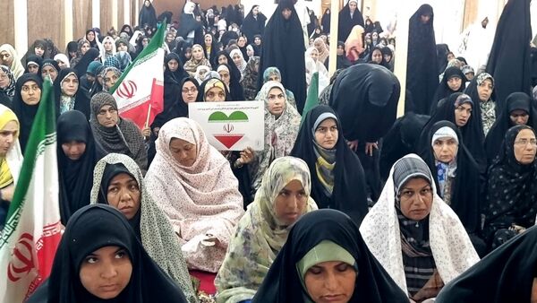 تجمع نمازگزاران نماز جمعه قشم در روز خشم و نصر