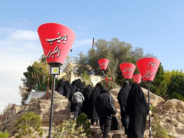 ادای احترام به شهدا توسط دانش‌آموزان دبیرستان فرهنگ ۱۳