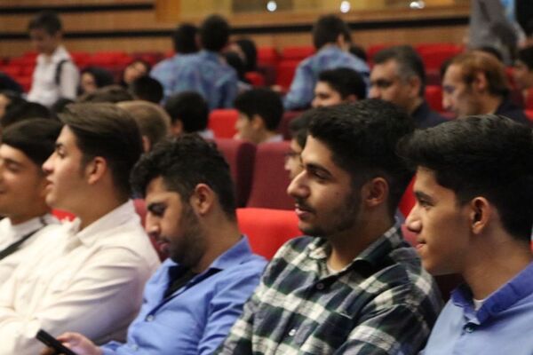 تقدیر از دانش‌آموزان برتر حوزه فرهنگی و هنری در آموزش و پرورش ناحیه یک شهرری