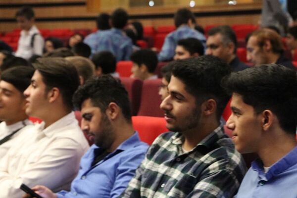تقدیر از دانش‌آموزان برتر حوزه فرهنگی و هنری در آموزش و پرورش ناحیه یک شهرری