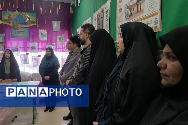 افتتاحیه نمایشگاه «مدرسه انقلاب» در مدرسه شهید شرافت بهارستان‌دو