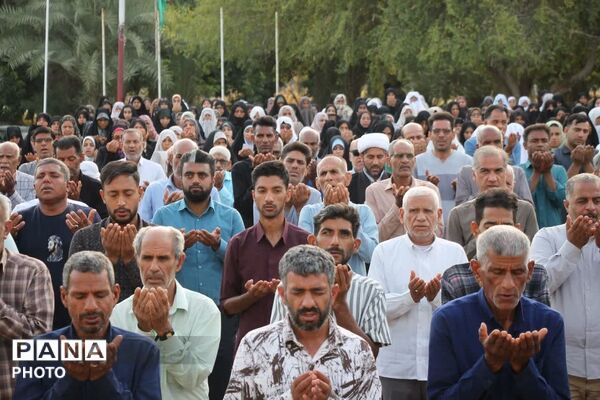 طنین نماز عید قربان در بقعه متبرک امامزاده شاه قطب‌الدین حیدر (ع) رودان