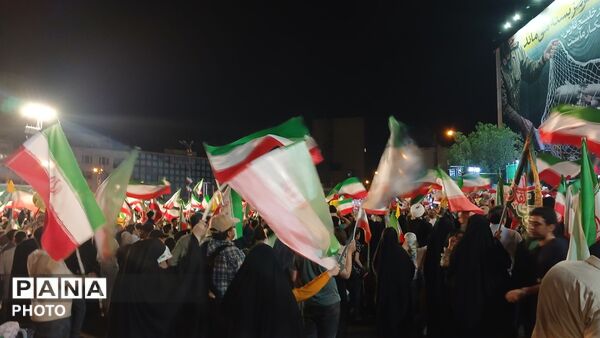 مردم همچنان در صحنه 