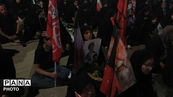 قاب هایی از رهبر شهید و رهبر معظم انقلاب در دستان سنگربان نیشابوری 