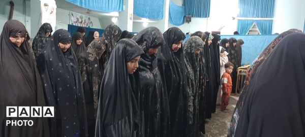 نماز جماعت همزمان با شروع سال جدید در روستای نقاب خلیل آباد