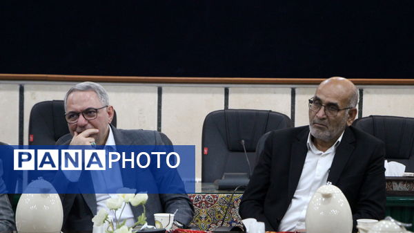 نشست صمیمانه دبیران منتخب زبان و ادبیات فارسی