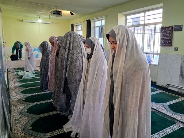 شرکت دانش‌آموزان مدرسه حضرت زینب(س) در نماز جماعت