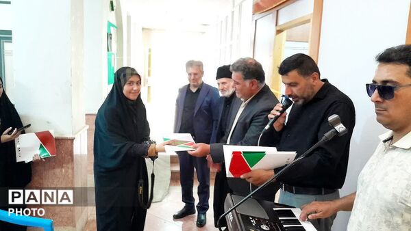 هنرمندان باباحیدر، نگارخانه آفتاب را گلباران کردند