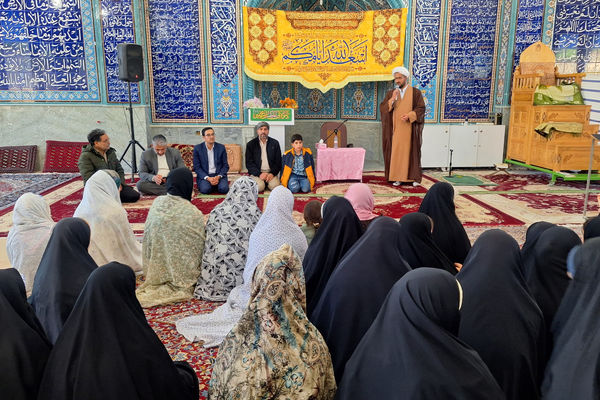 حضور  مدیر آموزش وپرورش و مسئولین شهرستان آباده در جمع دانش آموزان معتکف شهر ایزدخواست