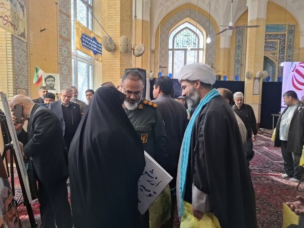  بازدید مسئولان استان البرز از نمایشگاه آثار هنری دانش‌آموزان «چله جهاد تبیین» در مصلی کرج 