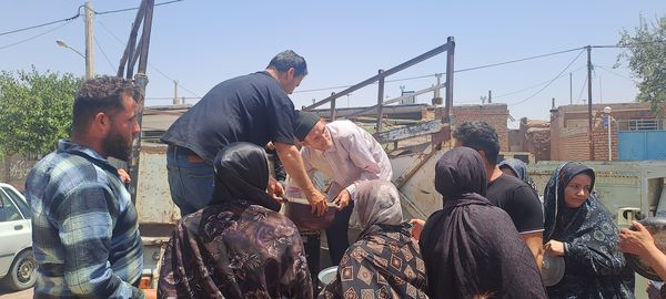 پخش نذری ظهر عاشورا در روستای حسن آباد بلهر 