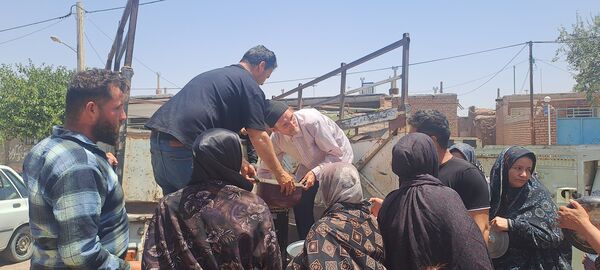 پخش نذری ظهر عاشورا در روستای حسن آباد بلهر 