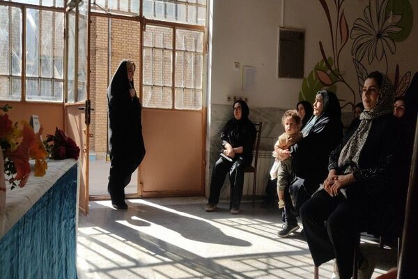 جلسه آموزش خانواده در دبیرستان شهید مجید دهنوی نیشابور