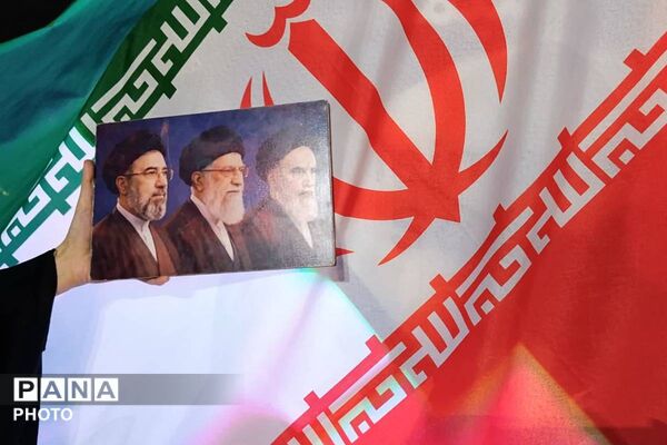 رقص پرچم‌ها در میدان شهید سلیمانی؛ شب 222، شب اتحاد دانش‌آموزان و مردم