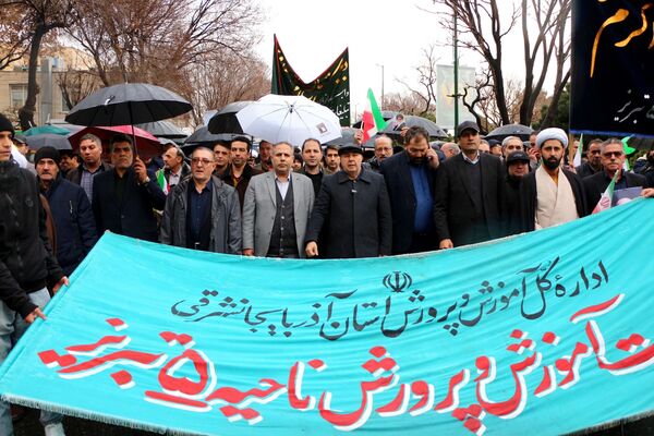 خلاقیت و نشاط دانش‌آموزی در غرفه‌های آموزش و پرورش در مسیر راهپیمایی ۲۲ بهمن
