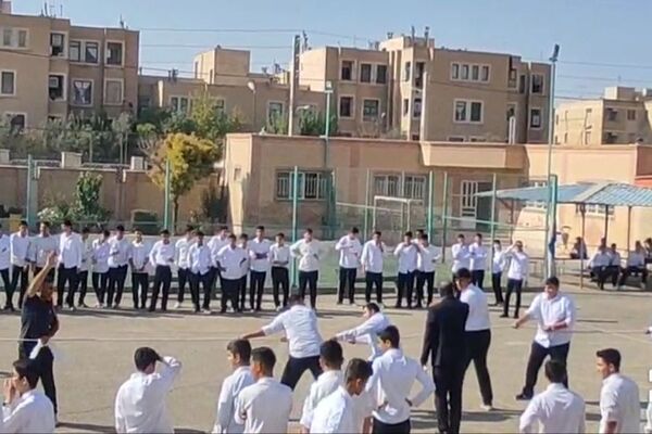 هیجان ورزشی با مسابقات کشتی و طناب‌کشی در دبیرستان حکیم ابوالقاسم فردوسی