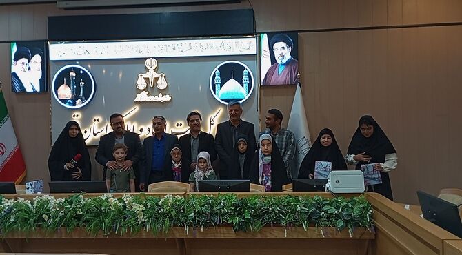 آیین تقدیر از فرزندان کارکنان ثبت اسناد قم در هفته دولت